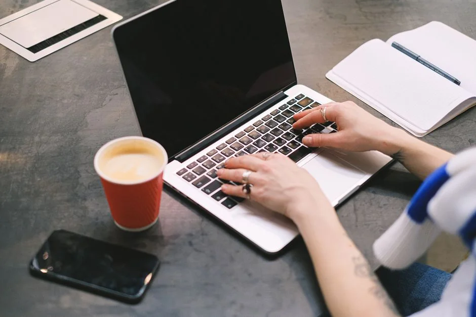 Un espace de travail moderne avec deux écrans d’ordinateur affichant des projets de conception web, mettant en avant la technologie et la productivité.