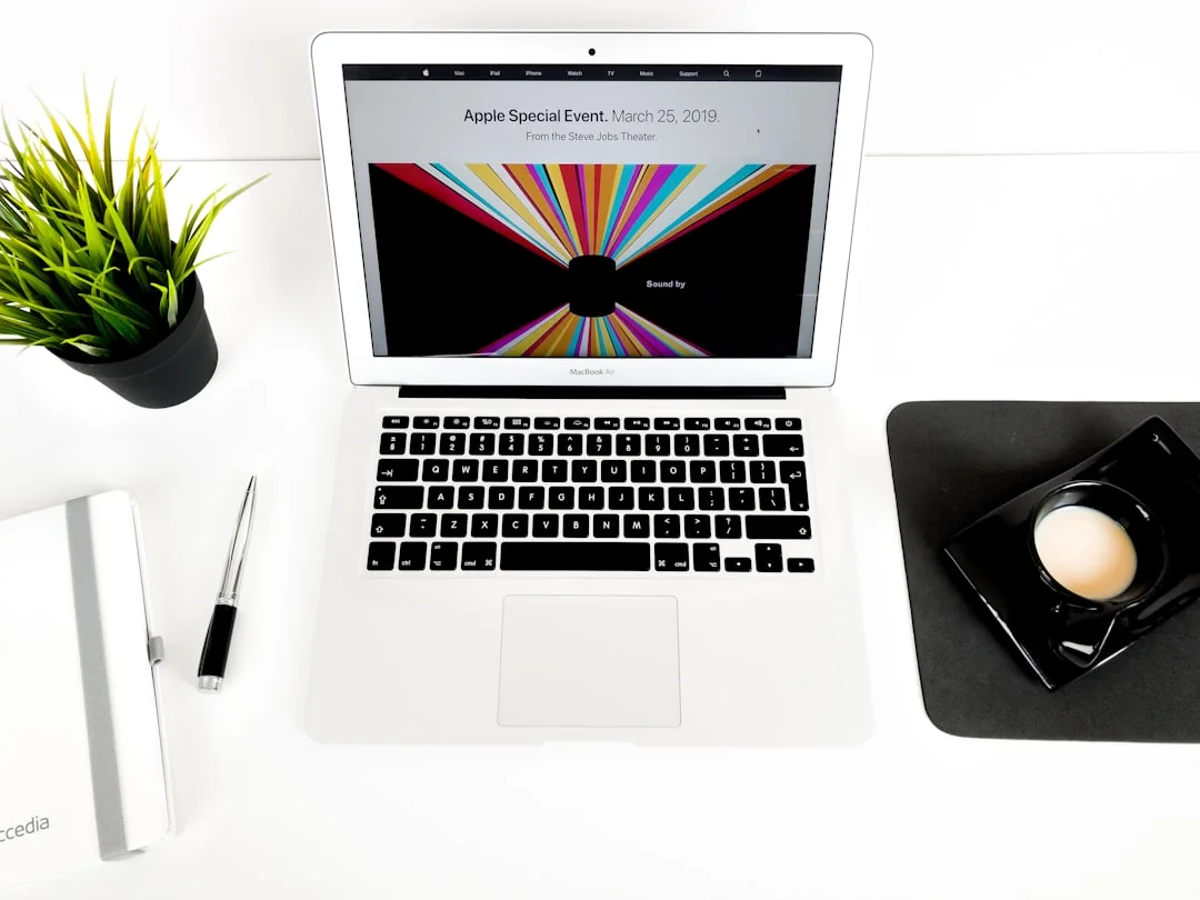 Un élégant espace de travail de bureau mettant en scène des appareils Apple : iMac, MacBook et iPad.