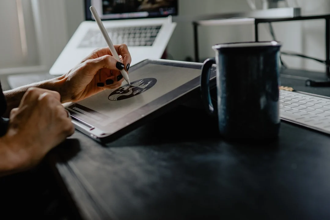Un espace de travail contemporain mettant en avant un ordinateur portable, une tablette et des smartphones, parfait pour un usage technologique et en freelance.